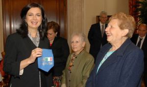 La Presidente della Camera dei deputati, Laura Boldrini, con la Vice Presidente della Associazione Nazionale Partigiani Cristiani (ANPC), Carla Roncati 